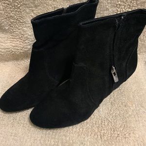 Size 8.5 suede Antonio Melani wedge booties